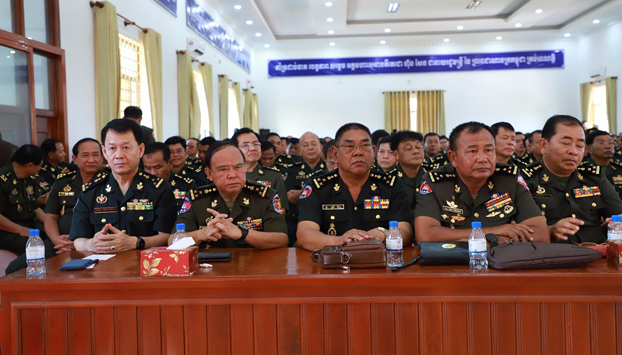 មេទ័ព​៥​រូប​លាលែង​ពី​តំណែង​នាយរង​សេនាធិការ​ចម្រុះ តែ​នៅ​ជា​មេ​អង្គភាព​រៀងៗ​ខ្លួន